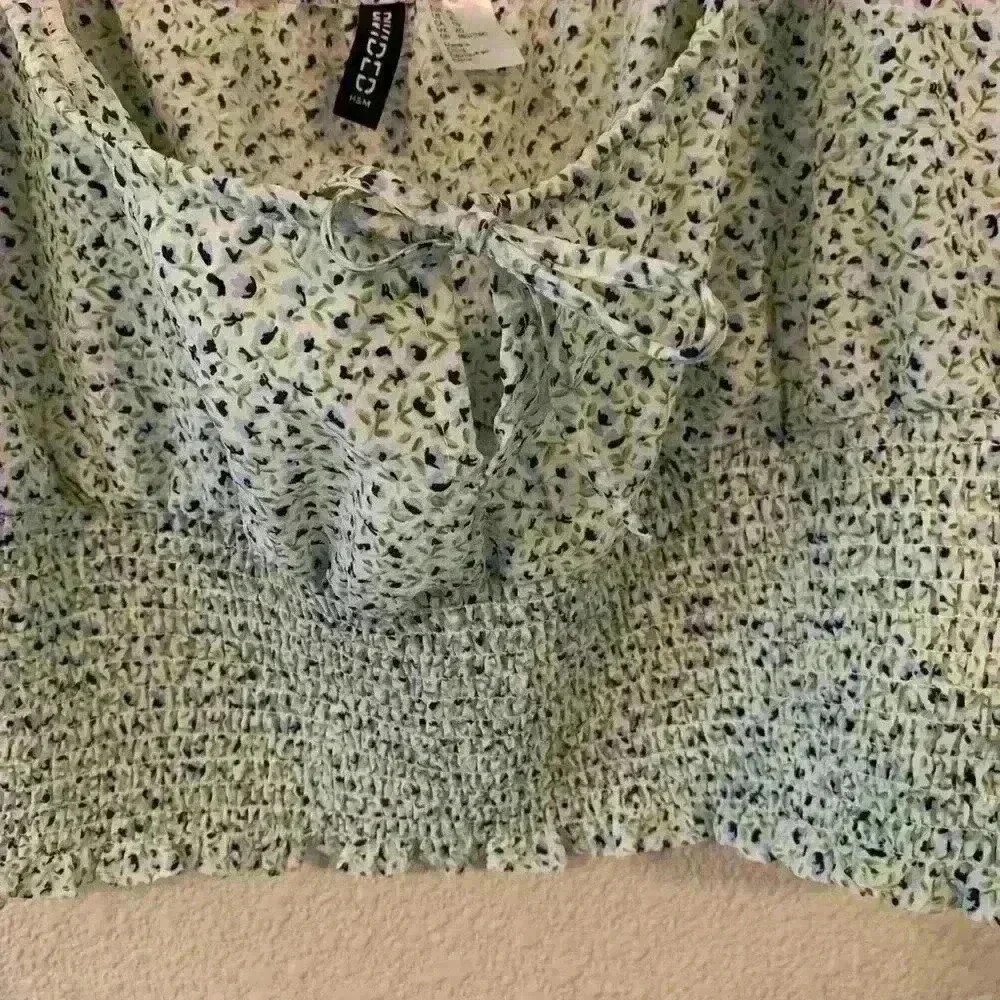 H&M Divided Cropped Smocked Floral puff sleeve - Picture 5 of 6